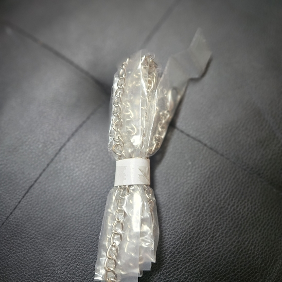 PrettyLittleThing Tan Quilted Mini Handbag - Picture 5 of 11